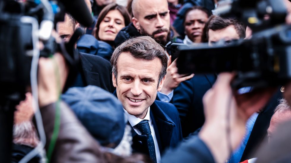 Ovanlig syn. Macron bland väljare i staden Fouras i Charente-Maritime i torsdags.