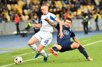 Dynamo Kievs Viktor Tsygankov i kamp om bollen med Malmös Behrang Safari.