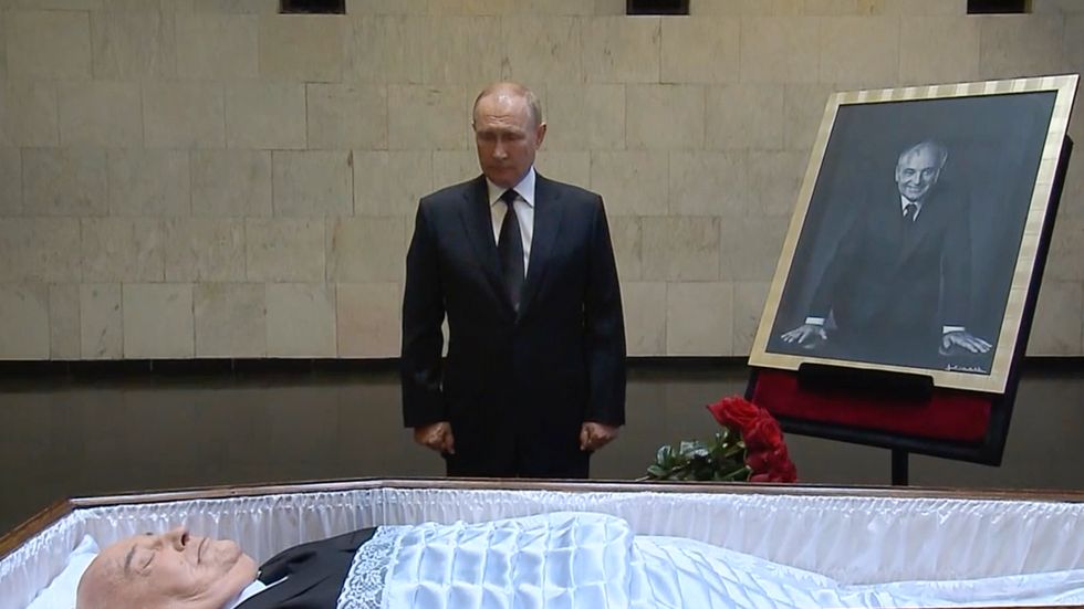 Rysslands president Vladimir Putin vid Michail Gorbatjovs kista på sjukhus i Moskva.