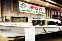 Jens 28 Hydro hybrid. En långsmal vågklyvare med två motorer – en elmotor och en dieselmotor. Marschfart mellan 10 och 14 knop med dieseldrift.