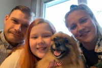 Freddie Ekblad, hans dotter Millie, hunden Coco och Sabina Larsson.