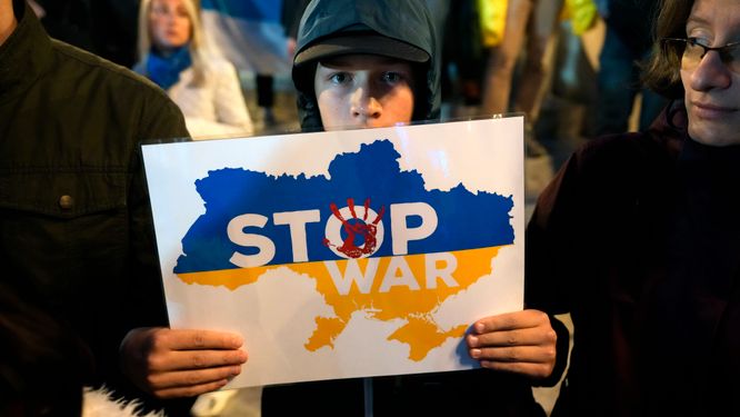 En pojke i Belgrad, Serbien, demonstrerar mot Rysslands invasionskrig. 
