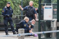 Poliser och avspärrningar vid Björns trädgård vid Medborgarplatsen i Stockholm där en polis knivhöggs i augusti i fjol. Arkivbild.