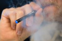 E-cigaretter ska inte få smaksättas med exempelvis godissmak, föreslår utredning. Arkivbild.