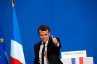 Emmanuel Macron gör tummen upp.