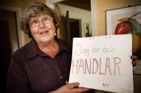Britt Törngren skriver och ritar lappar till sin strokedrabbade man Sven-Olof så att han ska komma ihåg var hon är.