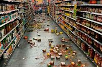 Varor föll från hyllorna i en Walmartbutik under fredagens skalv.