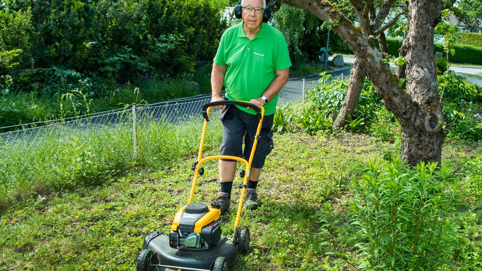 "Jag tycker inte riktigt om den där pensionärsstämpeln", säger 69-årige trädgårdsarbetaren Håkan Nilsson.