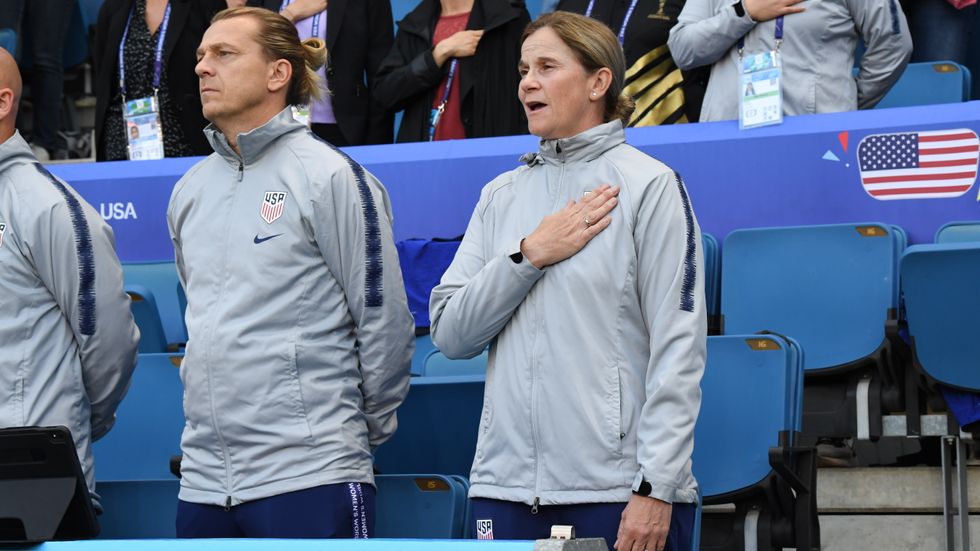 Assisterande, svenske tränare Tony Gustavsson och förbundskapten Jill Ellis ledde USA till sitt fjärde VM-guld.