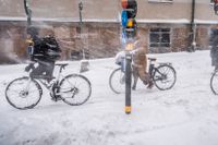 Stockholmare hukade i snö och blåst vid Slussen när snöovädret nådde huvudstaden på onsdagen.