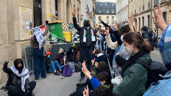 Studenter ockuperade Parisuniversitetet under fredagen.