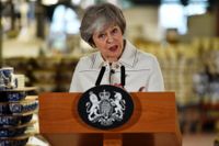 Storbritanniens premiärminister Theresa May håller tal på en fabrik inför brexitomröstningen.