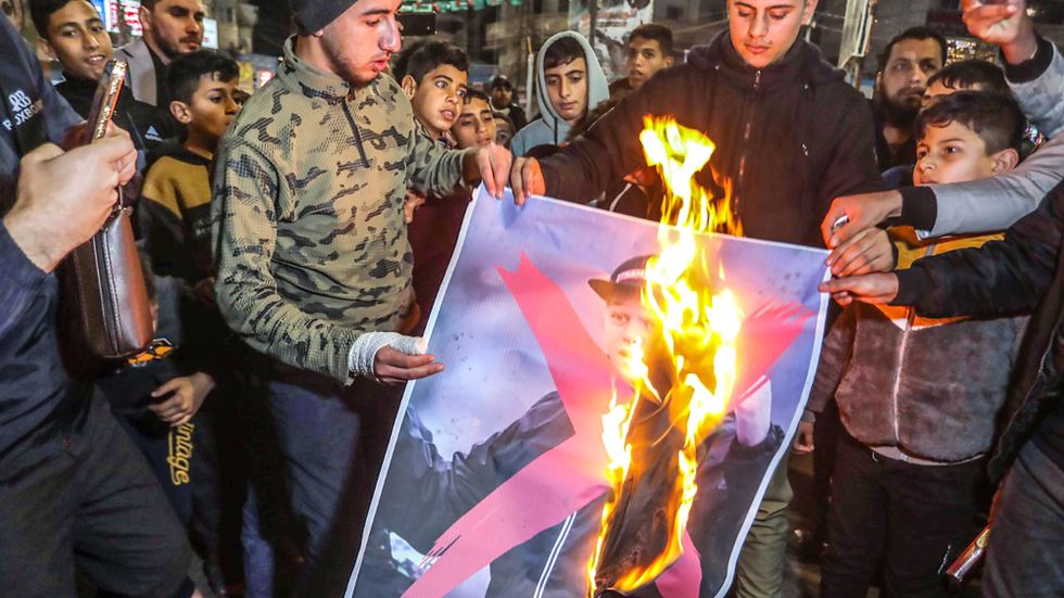 Demonstranter i Gaza, Palestina tänder eld på en bild föreställandes Rasmus Paludan.