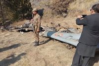 En pakistansk soldat står bredvid det indiska flygplan som sköts ned av pakistansk militär. Arkivbild.