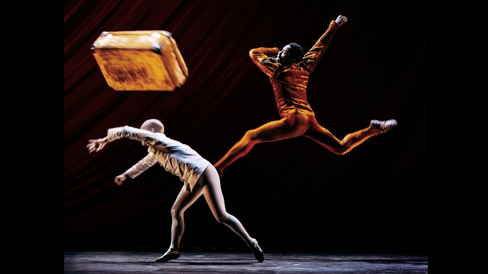Mats Eks ”Svansjön” på Kungliga Operan med Mariko Kida och Clyde Emmanuel Archer. Dans kan dokumenteras med video men koreologens noteringar är till stor hjälp när en balett ska återuppsättas.