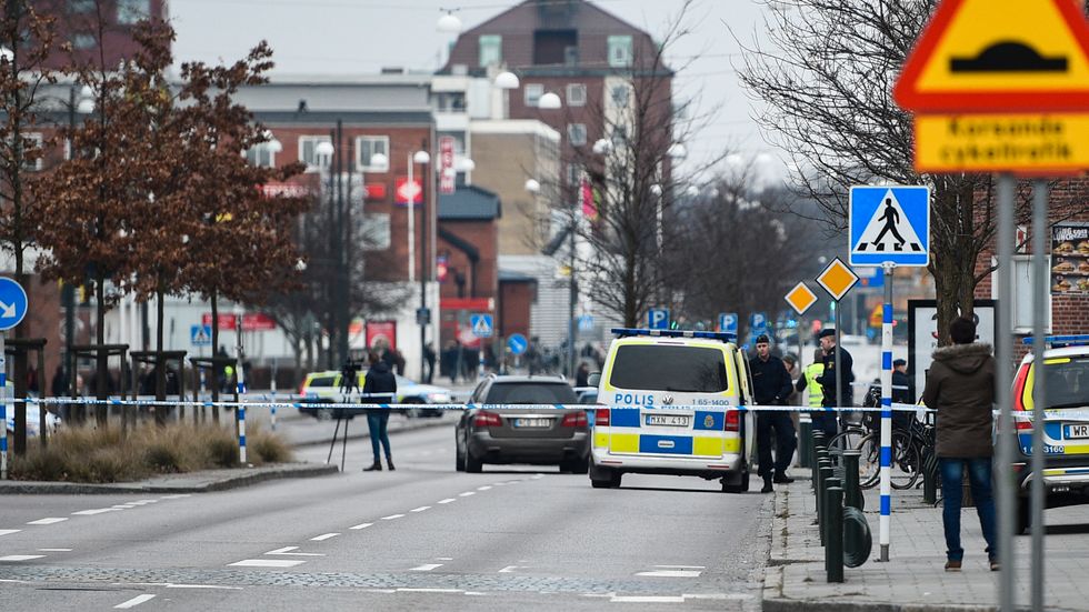 Enbart Malmö kommun hade i början av mars haft lika många skadeskjutningar och nästan lika många dödsskjutningar som hela Stockholms län plus Gotland. Bilden är från en avspärrning efter ett mordförsök i centrala Malmö. Arkivbild.