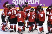 Sista paret ut i hockeyrinken. Kanada siktar på dubbeln – damerna vann ju häromdagen – men svenska Tre Kronor har andra idéer. Foto: Claudio Bresciano.