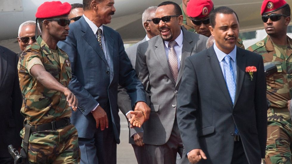 Som gamla vänner. Eritreas president Isaias Afewerki, t v, välkomnades av den etiopiske premiärministern Abiy Ahmed på Addis Abebas flygplats den 14 juli.