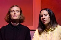 Äkta paret Helena Sandström Cruz  (t v) och Isabel Cruz Liljegren står för regi respektive manus till  ”Nakna som foster och gudar” som får urpremiär på Folkteatern i Göteborg.