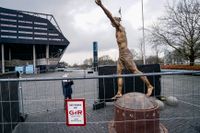 Den vandaliserade statyn vid Malmö stadion skyddas nu av staket. Arkivbild.