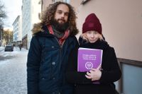 Mattias Victorin och Julia Rosén går på en visning av en lägenhet på Ringvägen i Stockholm.