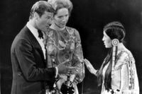 Sacheen Littlefeather mötte Roger Moore och Liv Ullmann på Oscarsgalans scen1973. Arkivbild.