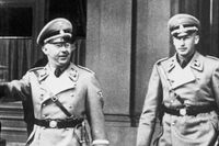 Heinrich Himmler (till vänster) och hans medhjälpare Reinhard Heydrich.