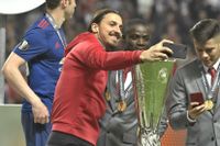 Skadade Zlatan Ibrahimovic fick inte vara med på planen när Manchester United tog Europa League-titeln. När han är tillbaka efter knäskadan siktar han på Premier League-titeln. Arkivbild.