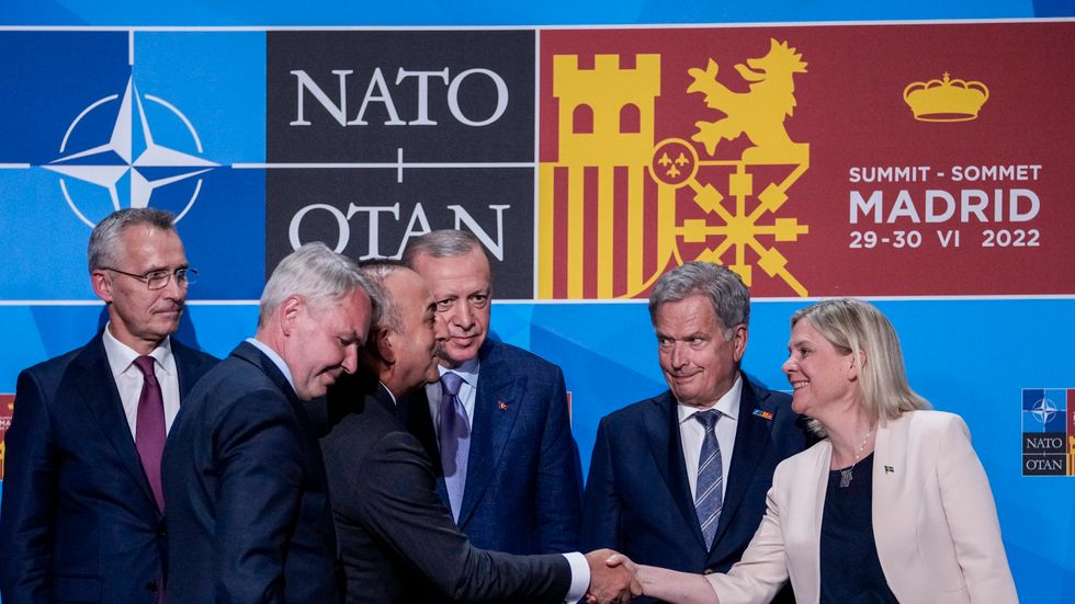 Handskakningar efter det att Turkiet, Finland och Sverige kommit överens under Natotoppmötet i Madrid i juni. Arkivbild.