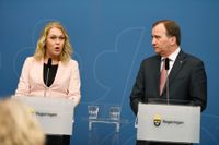 Statsminister Stefan Löfven presenterar Lena Hallengren (S) som ny barn-, äldre- och jämställdhets­minister.