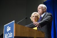 Den nu avlidne Arizonasenatorn John McCain tillsammans med sin hustru Cindy McCain 2016.