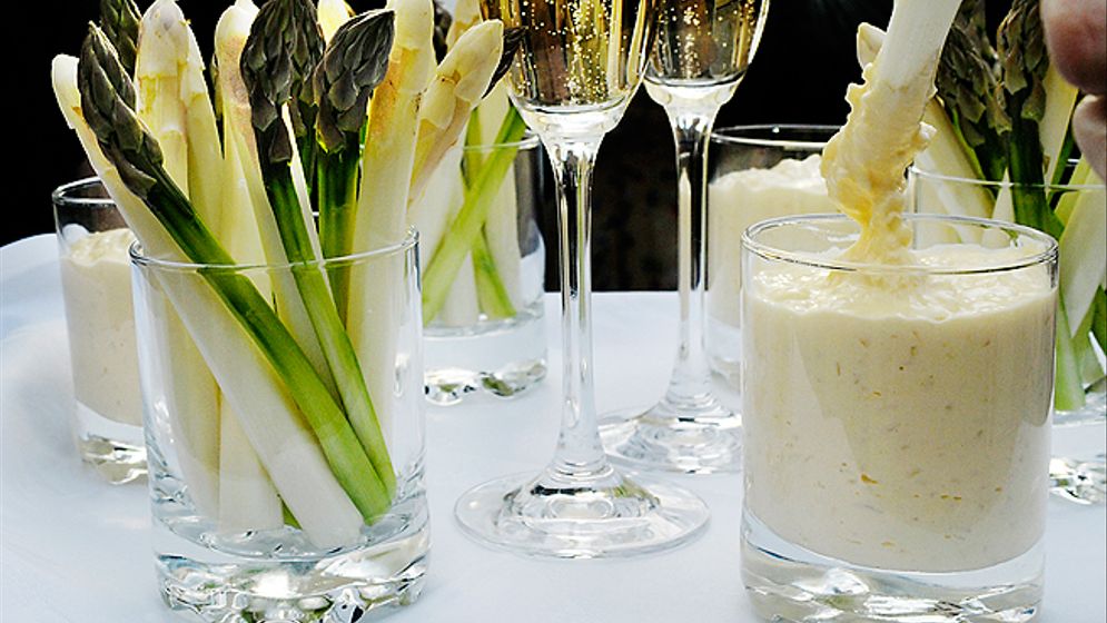 Här är grön och vit sparris serverad med dipsås och champagne.
