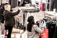 ”Att tänka en löneökning från det hållet blir fel”, säger H&M:s hållbarhetschef Cecilia Tiblad Berntsson.