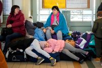 Ukrainska barn ligger och sover på tågstationen i den polska gränsstaden Przemysl, i onsdags.