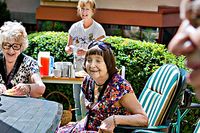 Gudrun Holmborn, Karin Nilsson och Kostas Davasis väntar på att vårdbiträdet Annika Lagerström ska servera kaffet i trädgården. De tillhör 20-talet gäster på Mimer, verksamhet för äldre med psykisk ohälsa. Samvaro och aktiviteter bryter den ensamhet och isolering många känner.