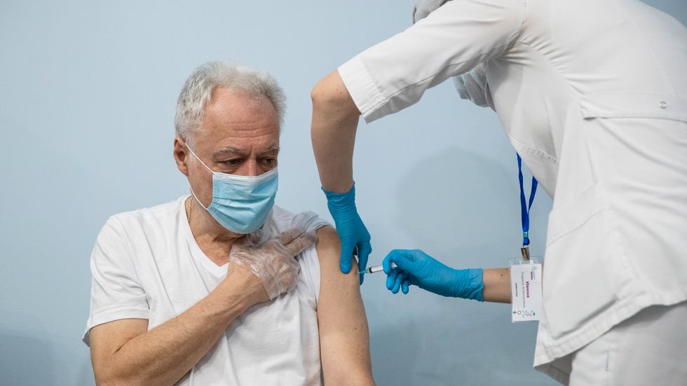 En man vaccineras med det ryska Sputnik-vaccinet på en klinik i Moskva. Arkivfoto.