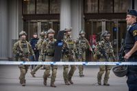 Polisen i Stockholm efter attentatet i fredags. 