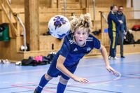 Harley, 12 år, nickar under Ekerö IK:s futsalträning.