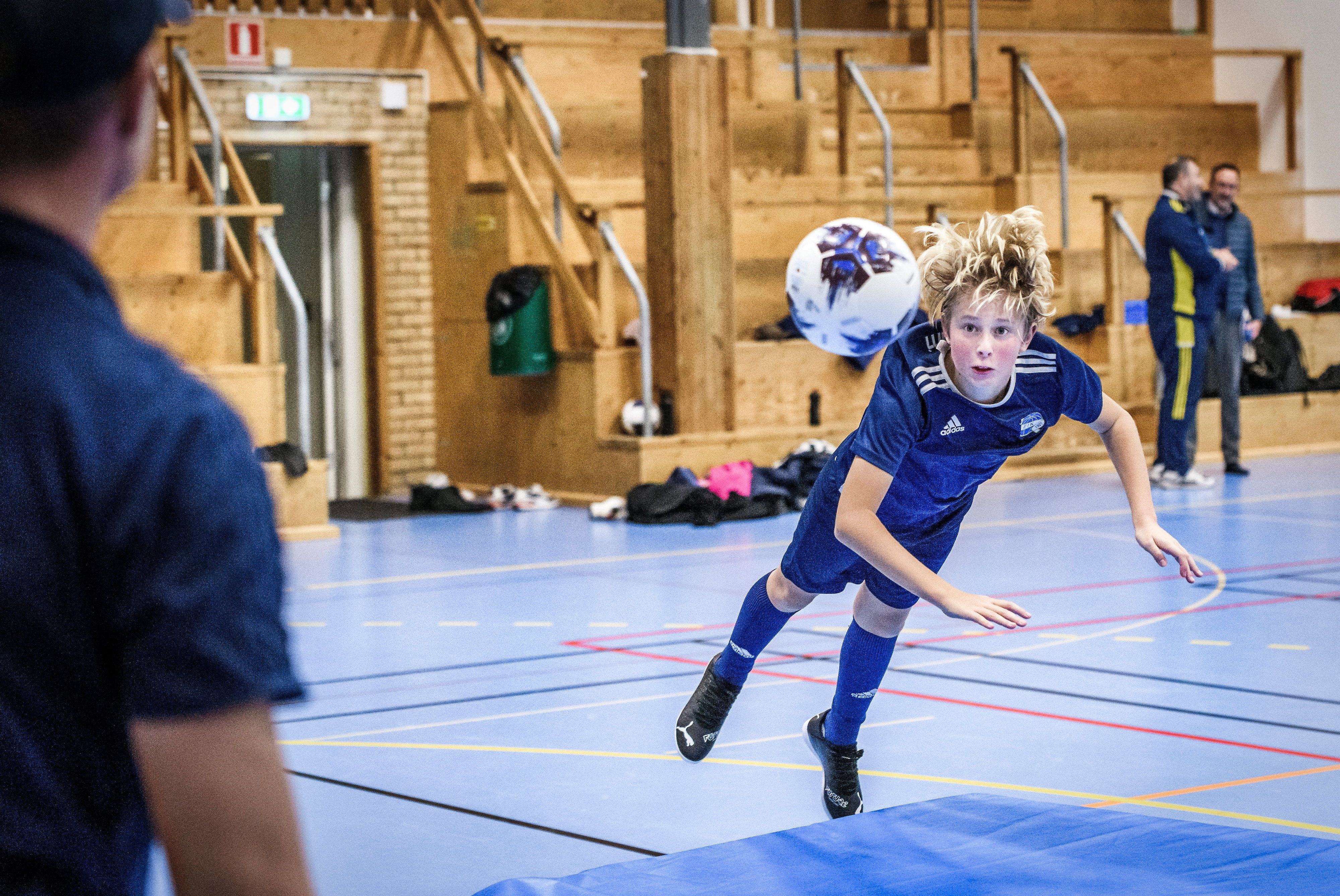 Harley, 12 år, nickar under Ekerö IK:s futsalträning.