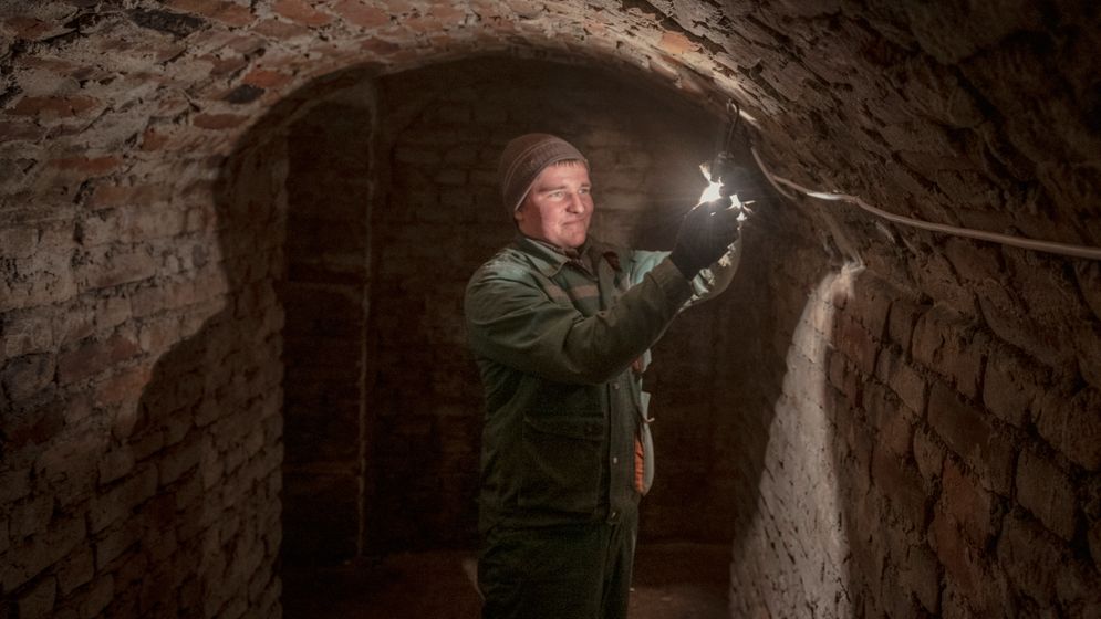 Skyddsrummet från andra världskriget har öppnats på nytt. Här fixar Misha Zymko lamporna.