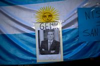Den 18 januari hittades den 51-åriga åklagaren Alberto Nisman död i sitt hem i Buenos Aries. Här hedrad med ett fotografi som bär texten ”geni”.