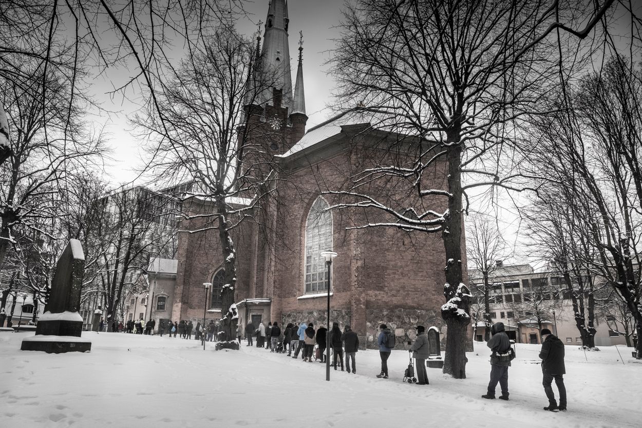 Matkön utanför Clara kyrka i Stockholm ringlar lång. 