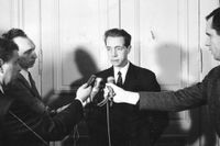 Karl Ragnar Gierow, ständig sekreterare 1964–77, tillkännager att Michail Sjolochov får 1965 års Nobelpris i litteratur.