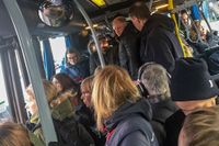 Trängsel på buss 474 som går från Hemmesta på Värmdö in till Slussen under onsdagsmorgonen.