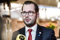 Mattias Bäckström Johansson tycker att fler partier borde göra som SD och stryka sig själva där de saknar kandidater.