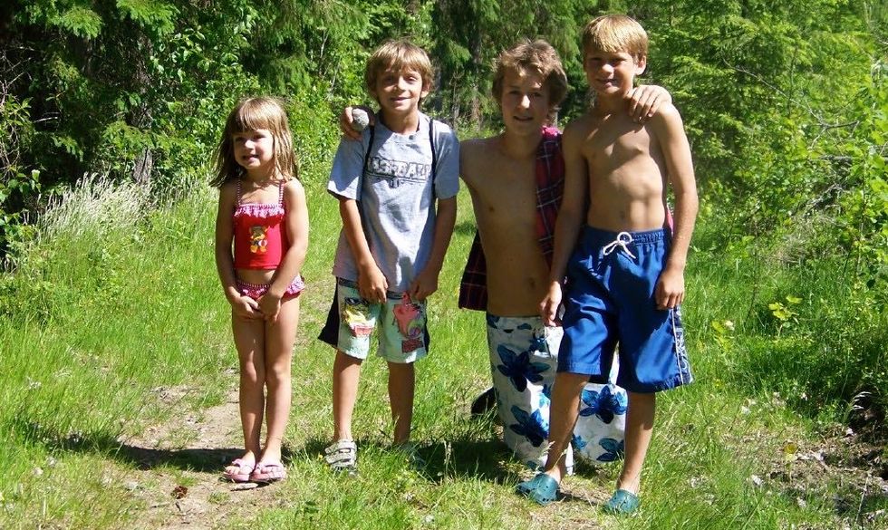 Armand Duplantis (näst längst till vänster) ihop med syster Johanna, kusin Simon Hedlund (på knä) och bror Antoine. Bilden är tagen sommaren 2007.