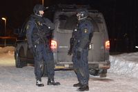Boende i ett område i Sundsvall får inte komma in i sina hus medan polisen försöker hämta en psykiskt sjuk man till vård.
