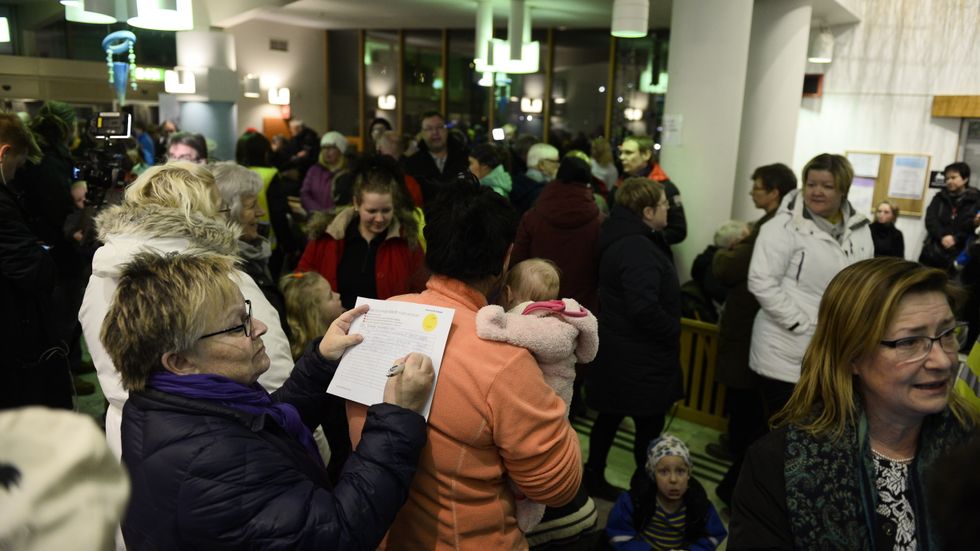 En stor grupp människor deltar i manifestationen mot att sjukhuset i Sollefteå mister sin förlossningsavdelning.