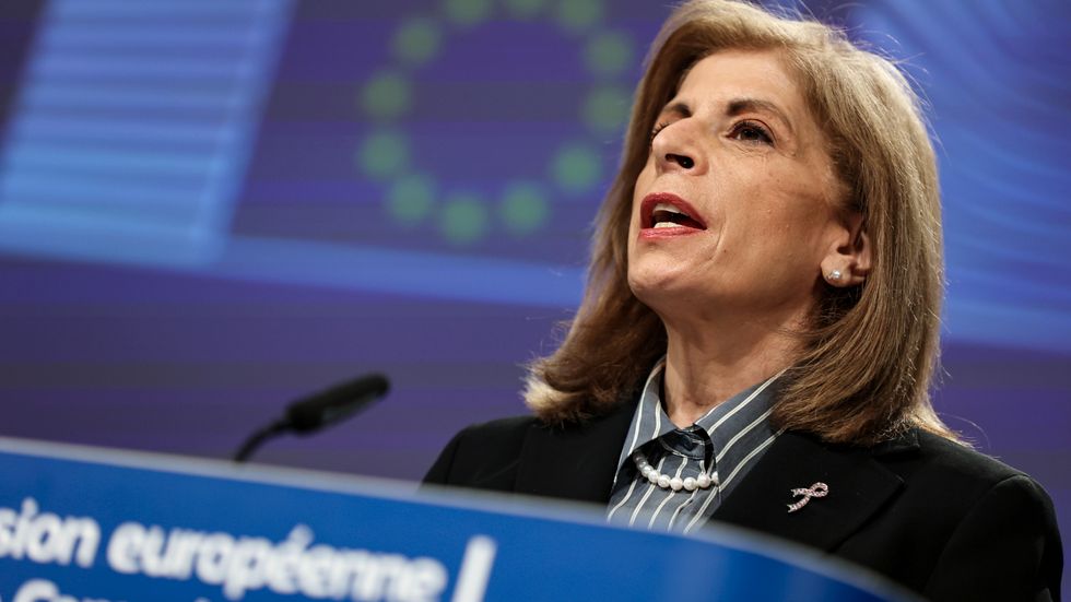 "Förseningarna av vaccinleveranserna har lett till ett djupt missnöje", säger EU:s folkhälsokommissionär Stella Kyriakides. Arkivbild.