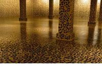 Konst2 har målat Tensta konsthalls utställningsrum i leopardfläckar.